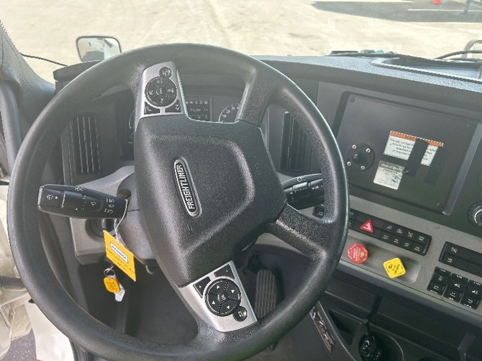 Sleeper Tractor-Heavy Duty Tractors-Freightliner-2022-T12664ST-Ocala-FL-405,527\n\t\tmiles-$ 79,000 - Image 11
