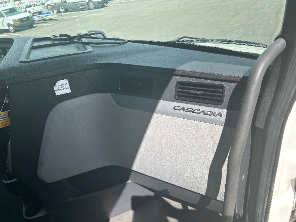 Sleeper Tractor-Heavy Duty Tractors-Freightliner-2022-T12664ST-Ocala-FL-405,527\n\t\tmiles-$ 79,000 - Image 14