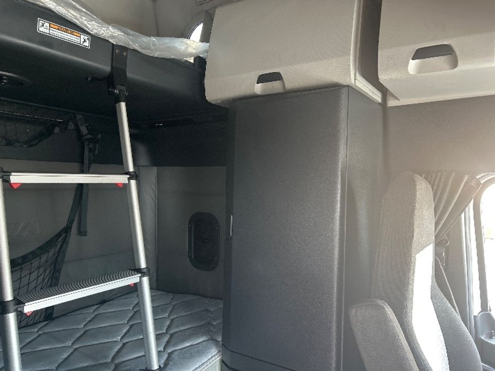 Sleeper Tractor-Heavy Duty Tractors-Freightliner-2022-T12664ST-Ocala-FL-405,527\n\t\tmiles-$ 79,000 - Image 18