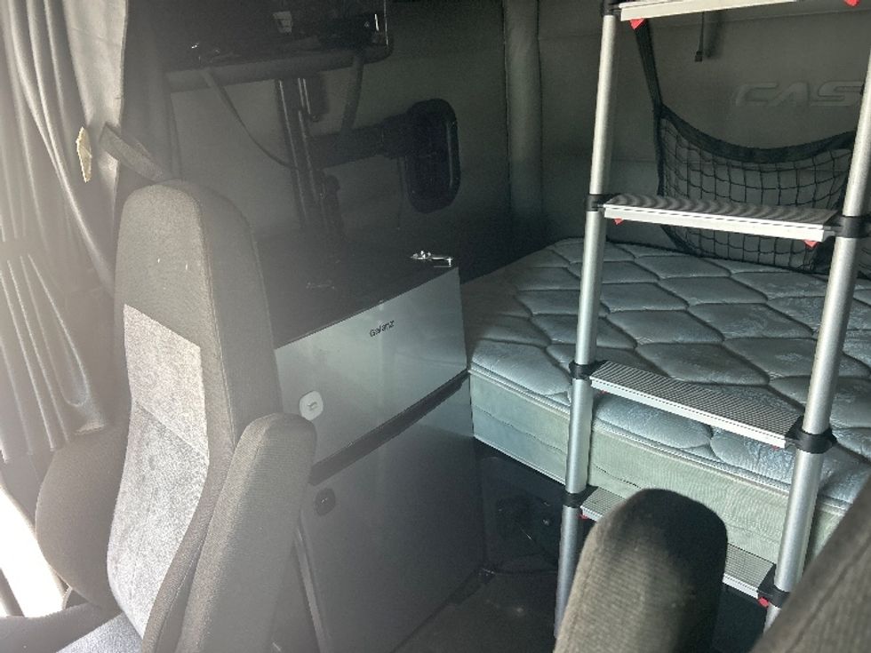 Sleeper Tractor-Heavy Duty Tractors-Freightliner-2022-T12664ST-Ocala-FL-405,527\n\t\tmiles-$ 79,000 - Image 19