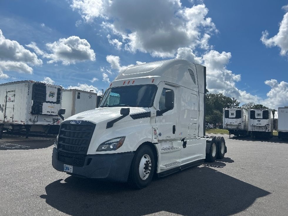 Sleeper Tractor-Heavy Duty Tractors-Freightliner-2022-T12664ST-Ocala-FL-405,527\n\t\tmiles-$ 79,000 - Image 3