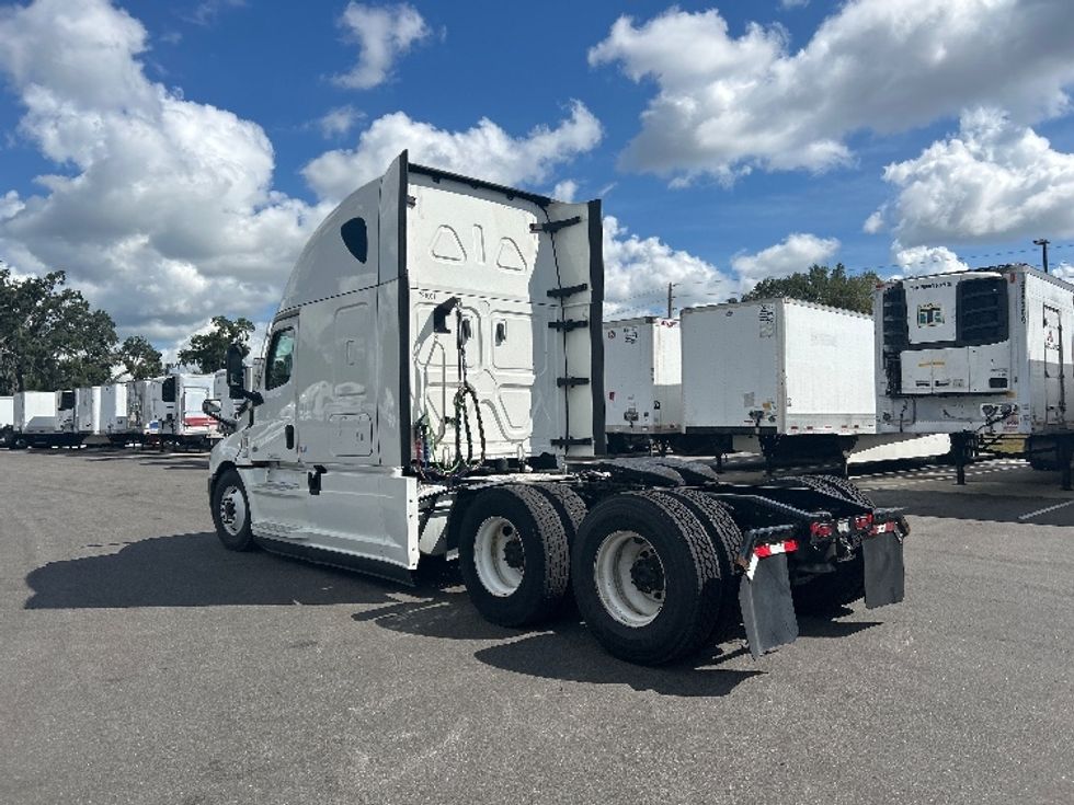 Sleeper Tractor-Heavy Duty Tractors-Freightliner-2022-T12664ST-Ocala-FL-405,527\n\t\tmiles-$ 79,000 - Image 5