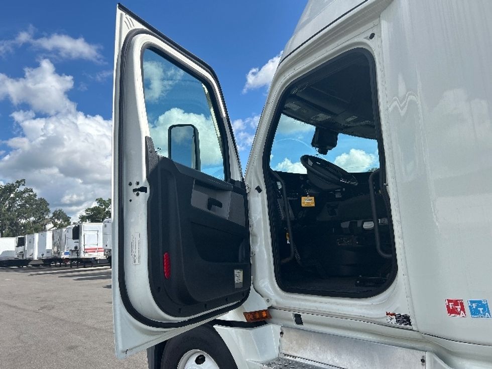 Sleeper Tractor-Heavy Duty Tractors-Freightliner-2022-T12664ST-Ocala-FL-405,527\n\t\tmiles-$ 79,000 - Image 9
