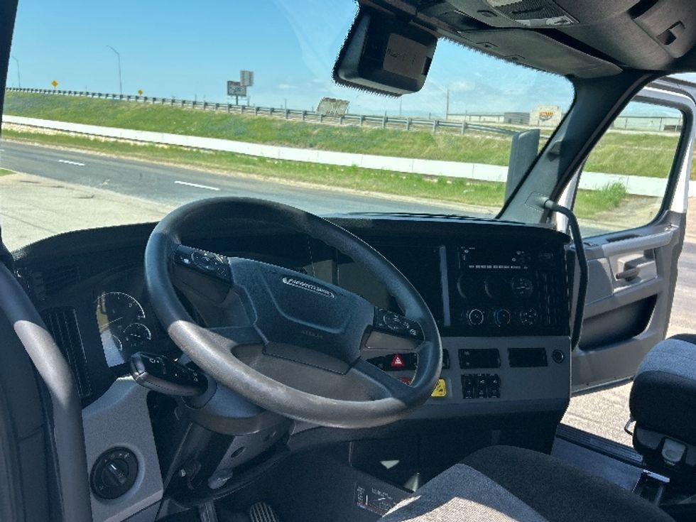 Sleeper Tractor-Heavy Duty Tractors-Freightliner-2022-T12664ST-Ocala-FL-477,945\n\t\tmiles-$ 69,250 - Image 10