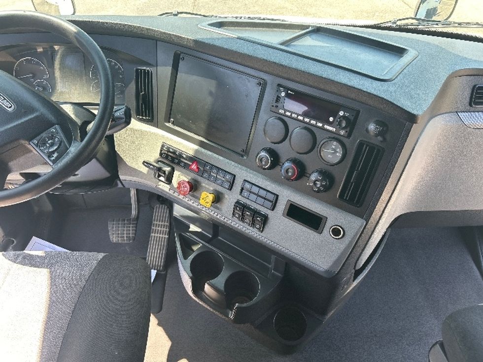 Sleeper Tractor-Heavy Duty Tractors-Freightliner-2022-T12664ST-Ocala-FL-477,945\n\t\tmiles-$ 69,250 - Image 12