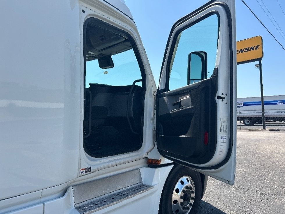 Sleeper Tractor-Heavy Duty Tractors-Freightliner-2022-T12664ST-Ocala-FL-477,945\n\t\tmiles-$ 69,250 - Image 13