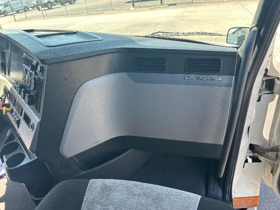 Sleeper Tractor-Heavy Duty Tractors-Freightliner-2022-T12664ST-Ocala-FL-477,945\n\t\tmiles-$ 69,250 - Image 14