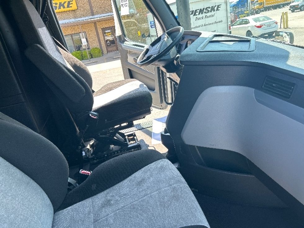 Sleeper Tractor-Heavy Duty Tractors-Freightliner-2022-T12664ST-Ocala-FL-477,945\n\t\tmiles-$ 69,250 - Image 15