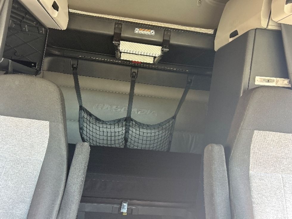 Sleeper Tractor-Heavy Duty Tractors-Freightliner-2022-T12664ST-Ocala-FL-477,945\n\t\tmiles-$ 69,250 - Image 16