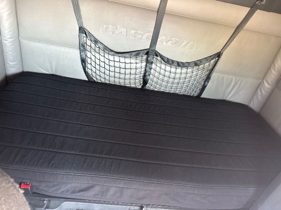 Sleeper Tractor-Heavy Duty Tractors-Freightliner-2022-T12664ST-Ocala-FL-477,945\n\t\tmiles-$ 69,250 - Image 17