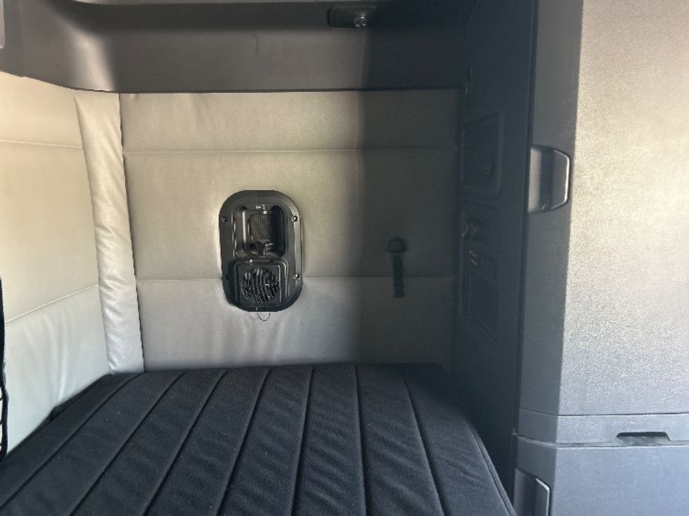 Sleeper Tractor-Heavy Duty Tractors-Freightliner-2022-T12664ST-Ocala-FL-477,945\n\t\tmiles-$ 69,250 - Image 18