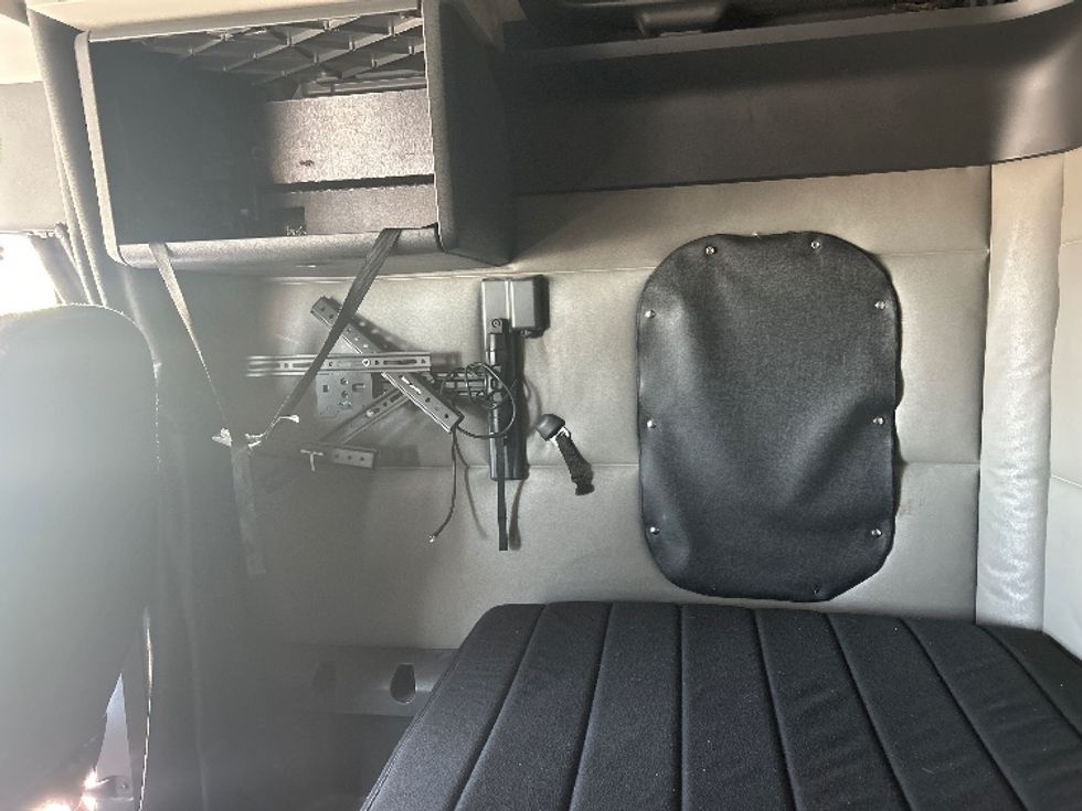 Sleeper Tractor-Heavy Duty Tractors-Freightliner-2022-T12664ST-Ocala-FL-477,945\n\t\tmiles-$ 69,250 - Image 19