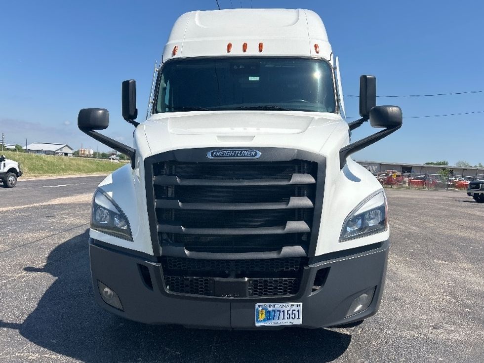 Sleeper Tractor-Heavy Duty Tractors-Freightliner-2022-T12664ST-Ocala-FL-477,945\n\t\tmiles-$ 69,250 - Image 2