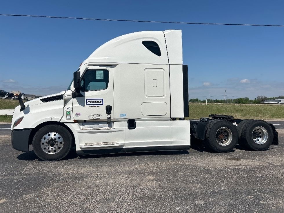 Sleeper Tractor-Heavy Duty Tractors-Freightliner-2022-T12664ST-Ocala-FL-477,945\n\t\tmiles-$ 69,250 - Image 4