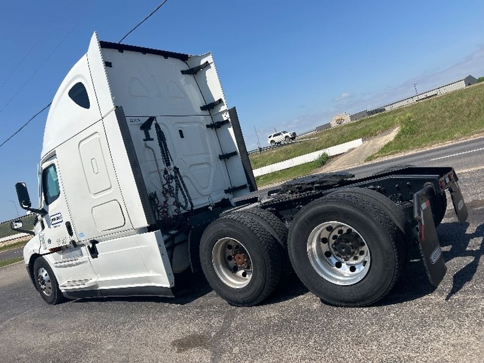Sleeper Tractor-Heavy Duty Tractors-Freightliner-2022-T12664ST-Ocala-FL-477,945\n\t\tmiles-$ 69,250 - Image 5