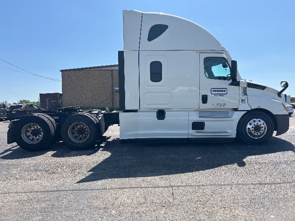 Sleeper Tractor-Heavy Duty Tractors-Freightliner-2022-T12664ST-Ocala-FL-477,945\n\t\tmiles-$ 69,250 - Image 8