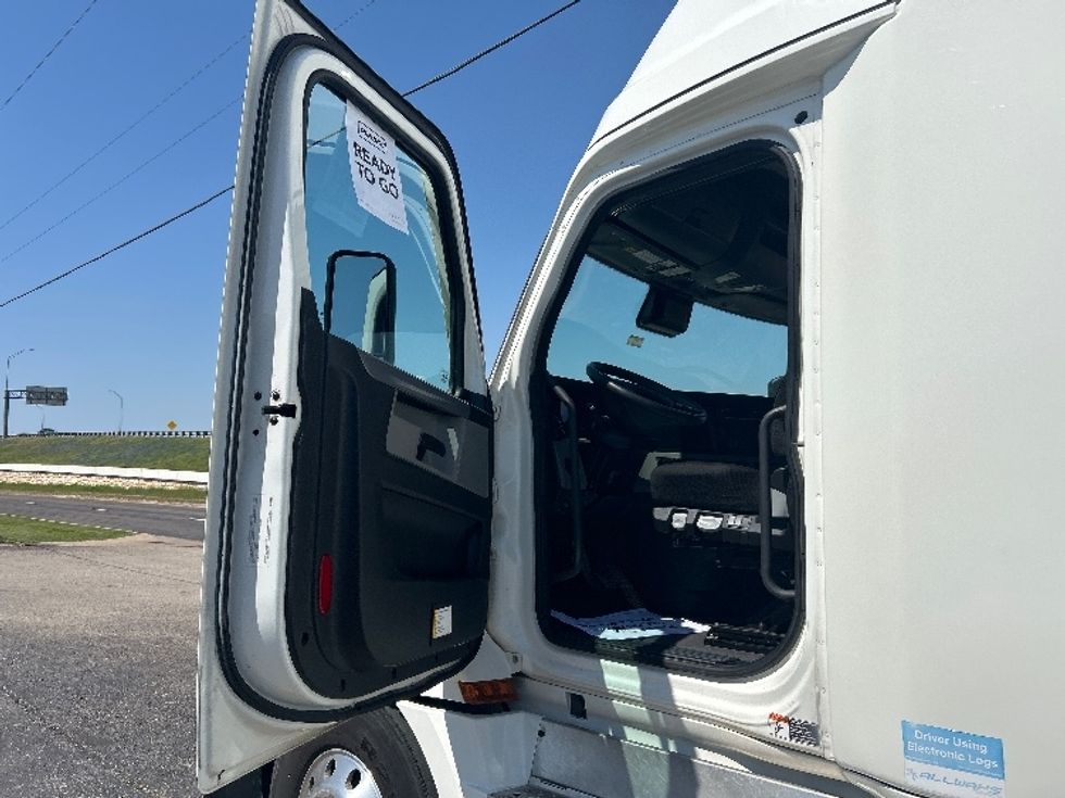 Sleeper Tractor-Heavy Duty Tractors-Freightliner-2022-T12664ST-Ocala-FL-477,945\n\t\tmiles-$ 69,250 - Image 9