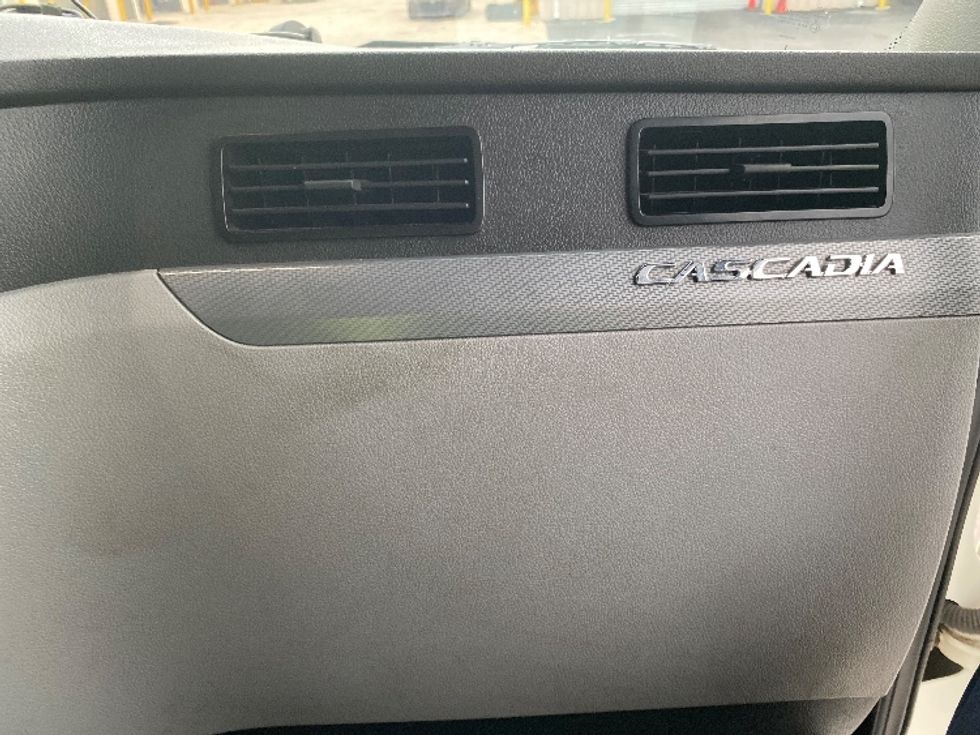 Sleeper Tractor-Heavy Duty Tractors-Freightliner-2022-T12664ST-Ocala-FL-520,793\n\t\tmiles-$ 68,000 - Image 14