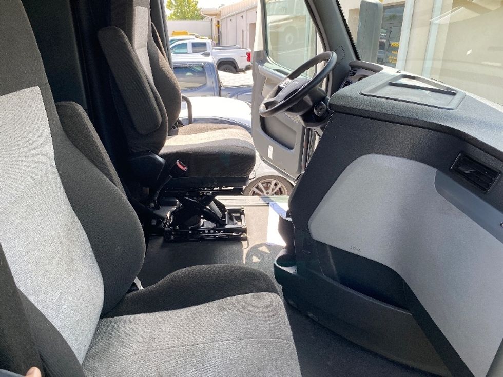 Sleeper Tractor-Heavy Duty Tractors-Freightliner-2022-T12664ST-Ocala-FL-520,793\n\t\tmiles-$ 68,000 - Image 15