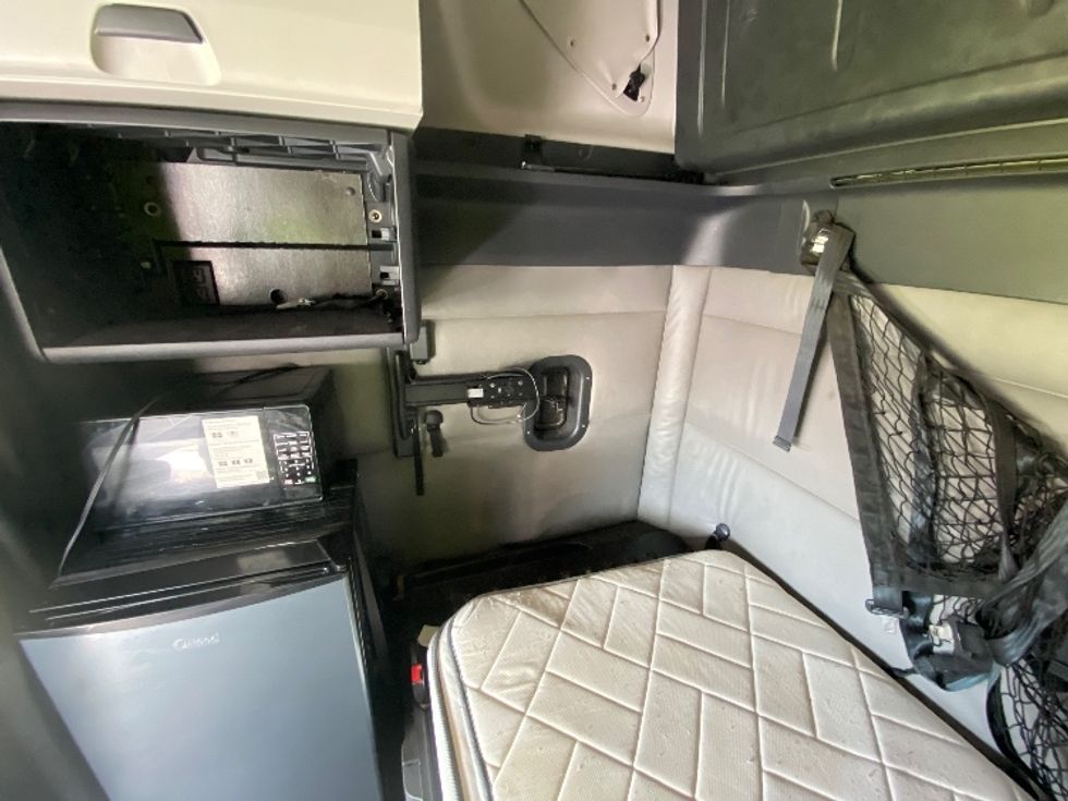 Sleeper Tractor-Heavy Duty Tractors-Freightliner-2022-T12664ST-Ocala-FL-520,793\n\t\tmiles-$ 68,000 - Image 19