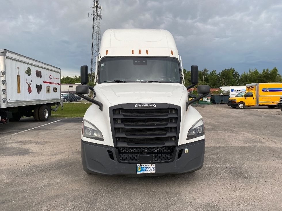 2022 Freightliner Cascadia 126" Sleeper Cab photo 2