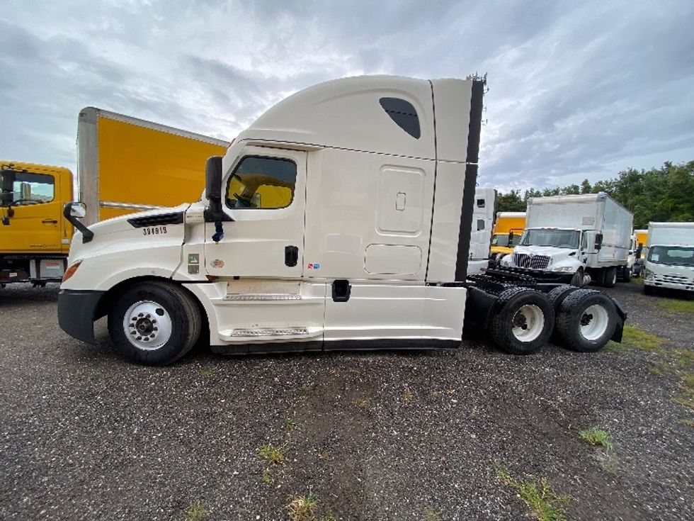 2022 Freightliner Cascadia 126" Sleeper Cab photo 4