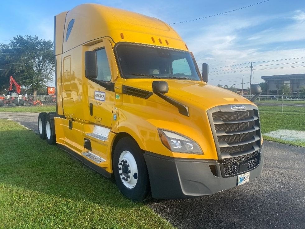 Sleeper Tractor-Heavy Duty Tractors-Freightliner-2022-T12664ST-Ocala-FL-530,767\n\t\tmiles-$ 72,250 - Image 1