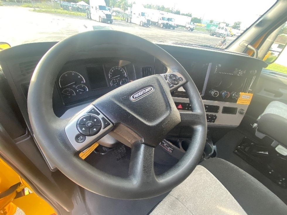 Sleeper Tractor-Heavy Duty Tractors-Freightliner-2022-T12664ST-Ocala-FL-530,767\n\t\tmiles-$ 72,250 - Image 11