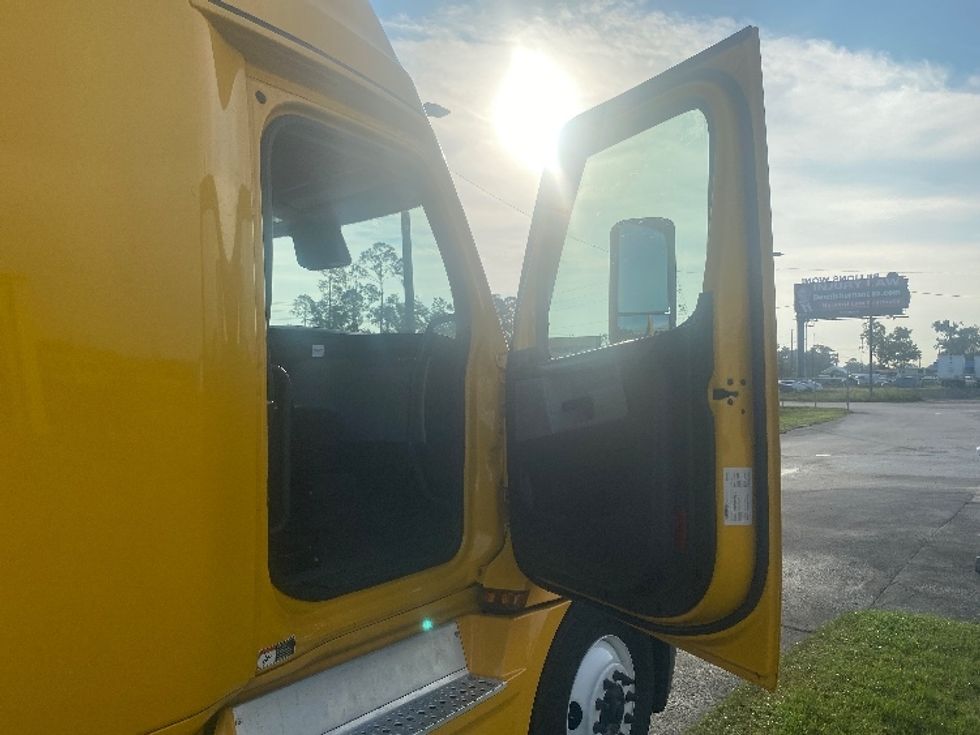 Sleeper Tractor-Heavy Duty Tractors-Freightliner-2022-T12664ST-Ocala-FL-530,767\n\t\tmiles-$ 72,250 - Image 13
