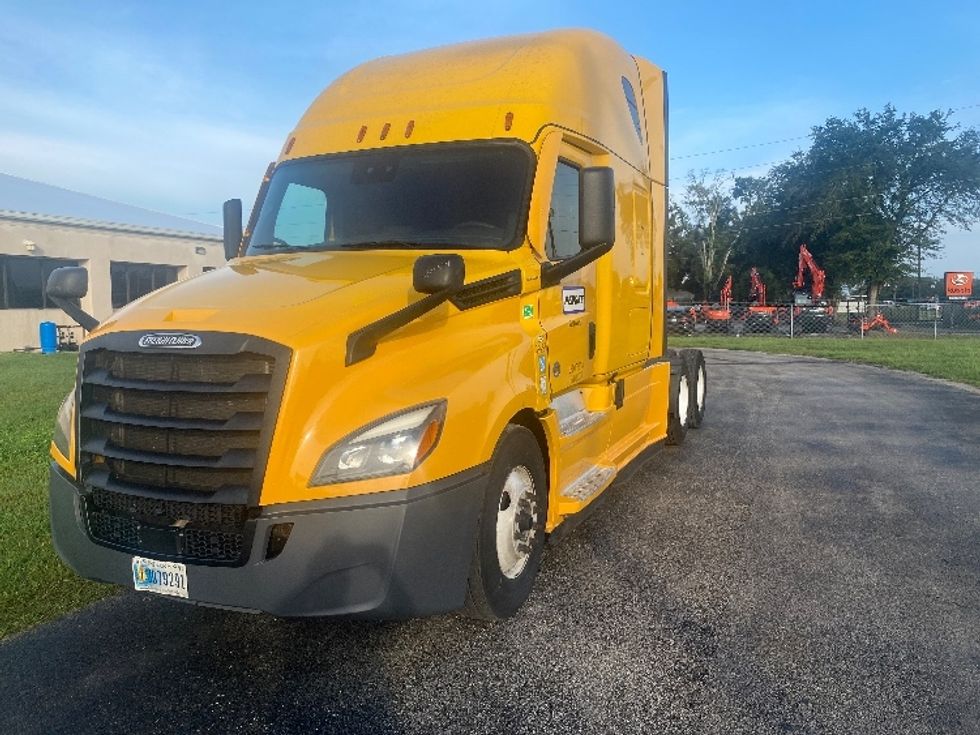 Sleeper Tractor-Heavy Duty Tractors-Freightliner-2022-T12664ST-Ocala-FL-530,767\n\t\tmiles-$ 72,250 - Image 3