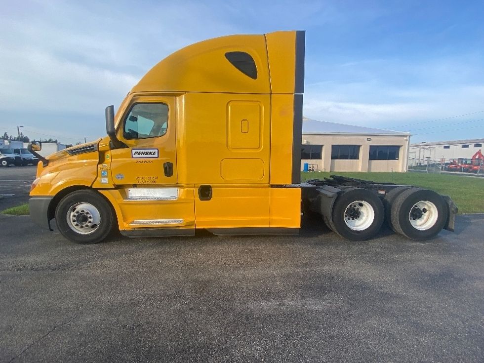 Sleeper Tractor-Heavy Duty Tractors-Freightliner-2022-T12664ST-Ocala-FL-530,767\n\t\tmiles-$ 72,250 - Image 4