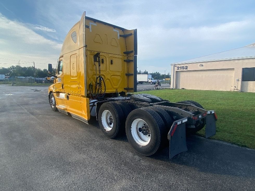Sleeper Tractor-Heavy Duty Tractors-Freightliner-2022-T12664ST-Ocala-FL-530,767\n\t\tmiles-$ 72,250 - Image 5