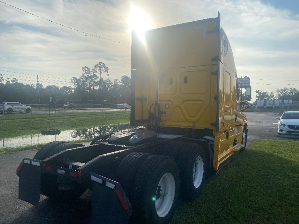 Sleeper Tractor-Heavy Duty Tractors-Freightliner-2022-T12664ST-Ocala-FL-530,767\n\t\tmiles-$ 72,250 - Image 7