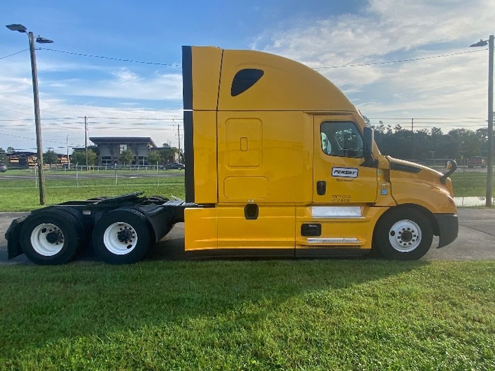 Sleeper Tractor-Heavy Duty Tractors-Freightliner-2022-T12664ST-Ocala-FL-530,767\n\t\tmiles-$ 72,250 - Image 8