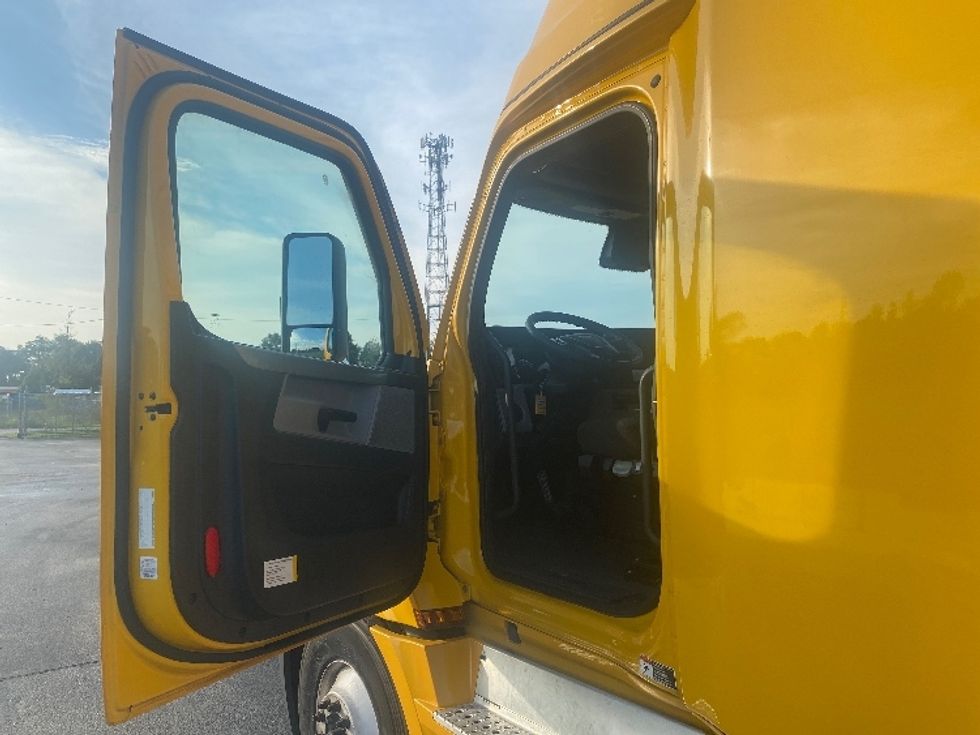 Sleeper Tractor-Heavy Duty Tractors-Freightliner-2022-T12664ST-Ocala-FL-530,767\n\t\tmiles-$ 72,250 - Image 9