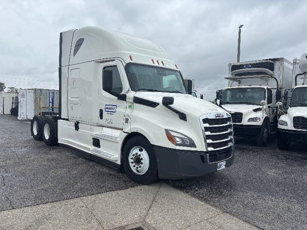 Sleeper Tractor-Heavy Duty Tractors-Freightliner-2022-T12664ST-Ocala-FL-570,353\n\t\tmiles-$ 73,250 - Image 1