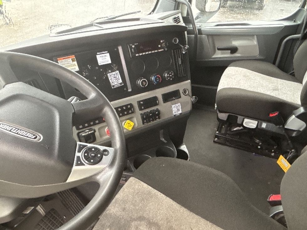 Sleeper Tractor-Heavy Duty Tractors-Freightliner-2022-T12664ST-Ocala-FL-570,353\n\t\tmiles-$ 73,250 - Image 10