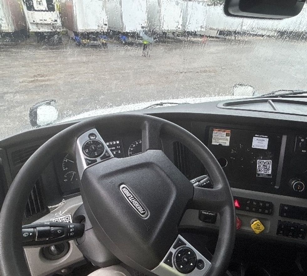 Sleeper Tractor-Heavy Duty Tractors-Freightliner-2022-T12664ST-Ocala-FL-570,353\n\t\tmiles-$ 73,250 - Image 11