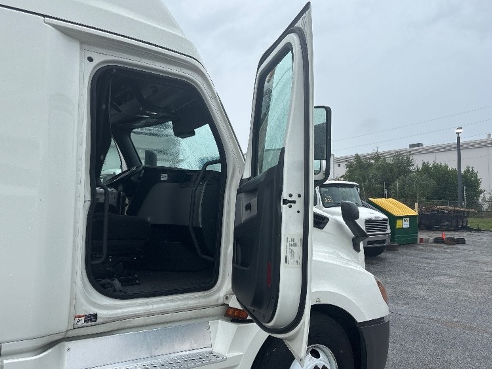Sleeper Tractor-Heavy Duty Tractors-Freightliner-2022-T12664ST-Ocala-FL-570,353\n\t\tmiles-$ 73,250 - Image 13