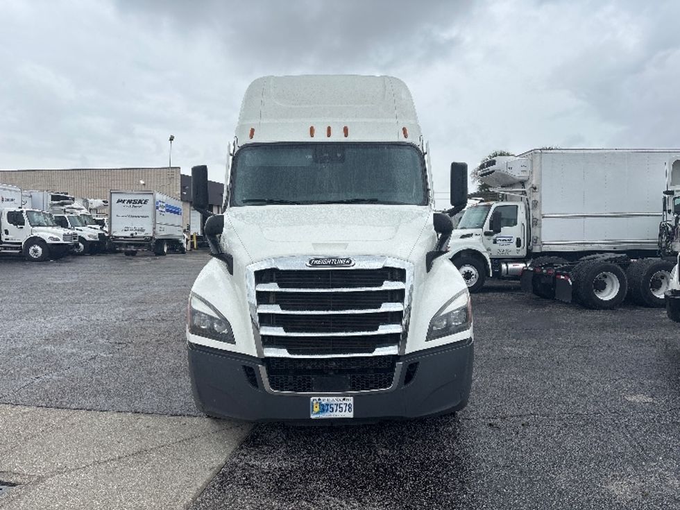 Sleeper Tractor-Heavy Duty Tractors-Freightliner-2022-T12664ST-Ocala-FL-570,353\n\t\tmiles-$ 73,250 - Image 2