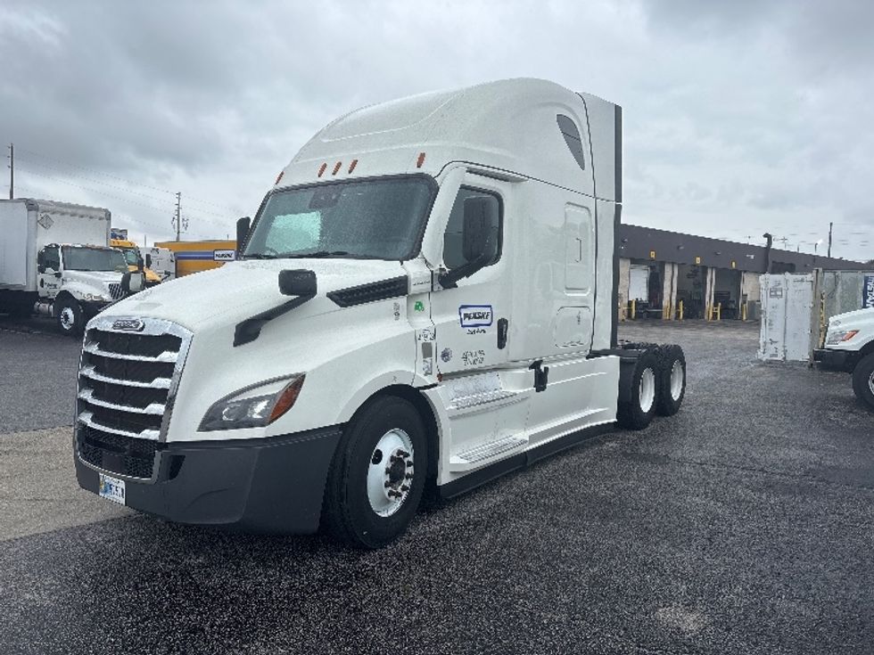 Sleeper Tractor-Heavy Duty Tractors-Freightliner-2022-T12664ST-Ocala-FL-570,353\n\t\tmiles-$ 73,250 - Image 3