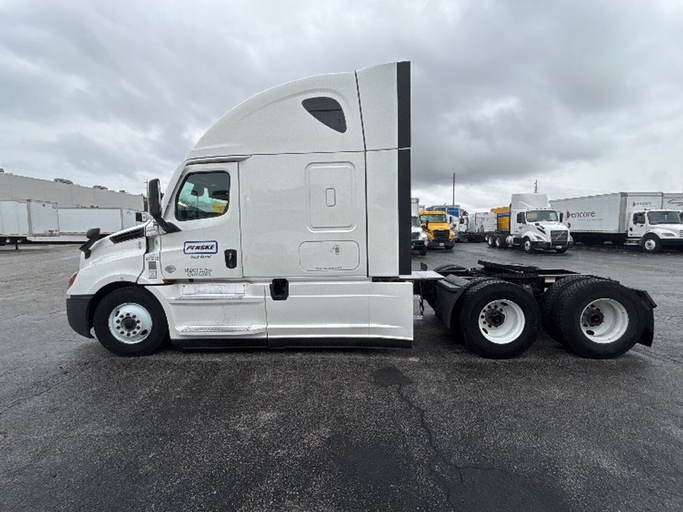 Sleeper Tractor-Heavy Duty Tractors-Freightliner-2022-T12664ST-Ocala-FL-570,353\n\t\tmiles-$ 73,250 - Image 4