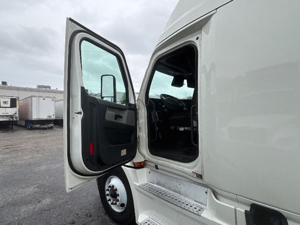Sleeper Tractor-Heavy Duty Tractors-Freightliner-2022-T12664ST-Ocala-FL-570,353\n\t\tmiles-$ 73,250 - Image 9