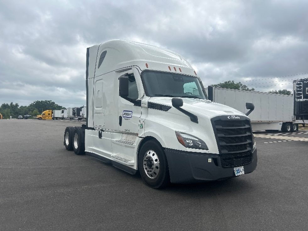 Sleeper Tractor-Heavy Duty Tractors-Freightliner-2022-T12664ST-Ocala-FL-574,898\n\t\tmiles-$ 62,250 - Image 1