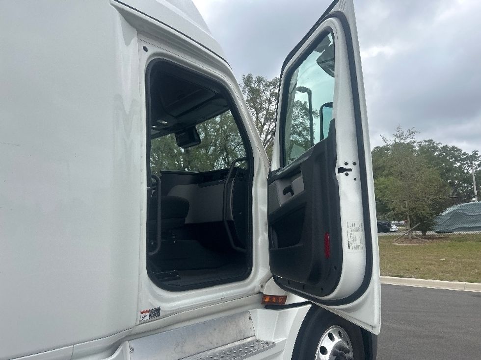 Sleeper Tractor-Heavy Duty Tractors-Freightliner-2022-T12664ST-Ocala-FL-574,898\n\t\tmiles-$ 62,250 - Image 13