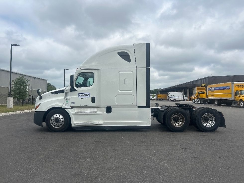 Sleeper Tractor-Heavy Duty Tractors-Freightliner-2022-T12664ST-Ocala-FL-574,898\n\t\tmiles-$ 62,250 - Image 4