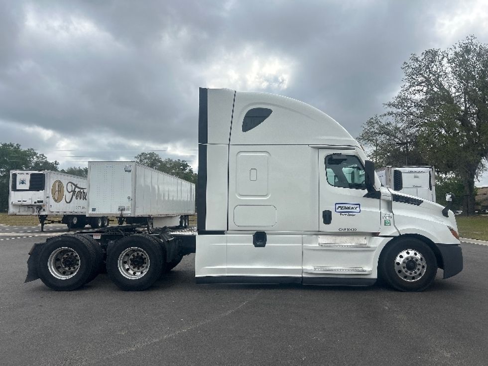 Sleeper Tractor-Heavy Duty Tractors-Freightliner-2022-T12664ST-Ocala-FL-574,898\n\t\tmiles-$ 62,250 - Image 8