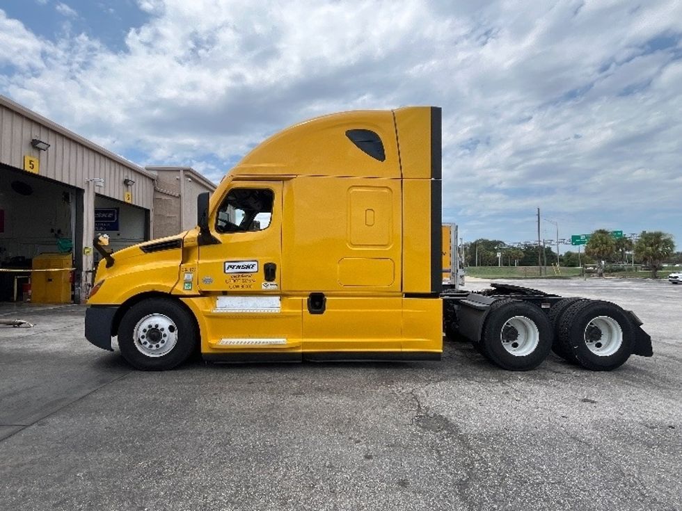 Sleeper Tractor-Heavy Duty Tractors-Freightliner-2022-T12664ST-Ocala-FL-626,291\n\t\tmiles-$ 59,000 - Image 4