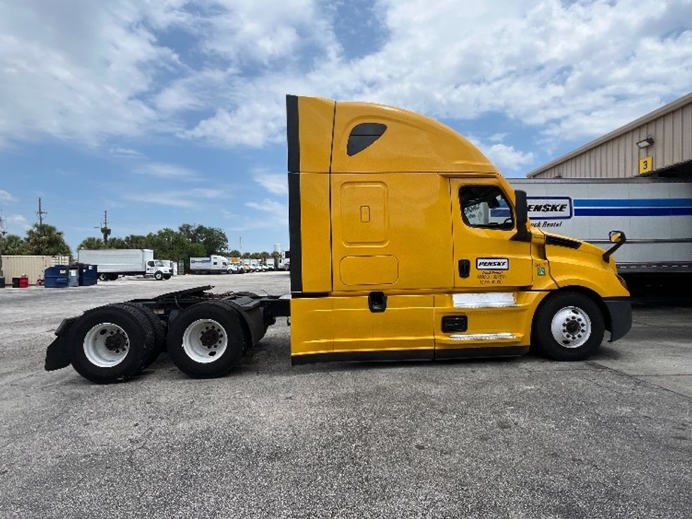 Sleeper Tractor-Heavy Duty Tractors-Freightliner-2022-T12664ST-Ocala-FL-626,291\n\t\tmiles-$ 59,000 - Image 8