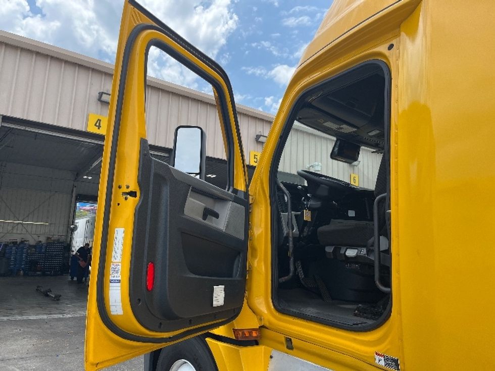 Sleeper Tractor-Heavy Duty Tractors-Freightliner-2022-T12664ST-Ocala-FL-626,291\n\t\tmiles-$ 59,000 - Image 9